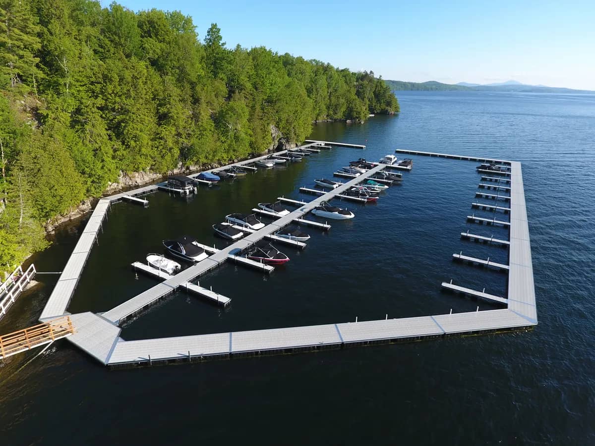Quais flottants d’une marina sur un lac entouré de montagnes